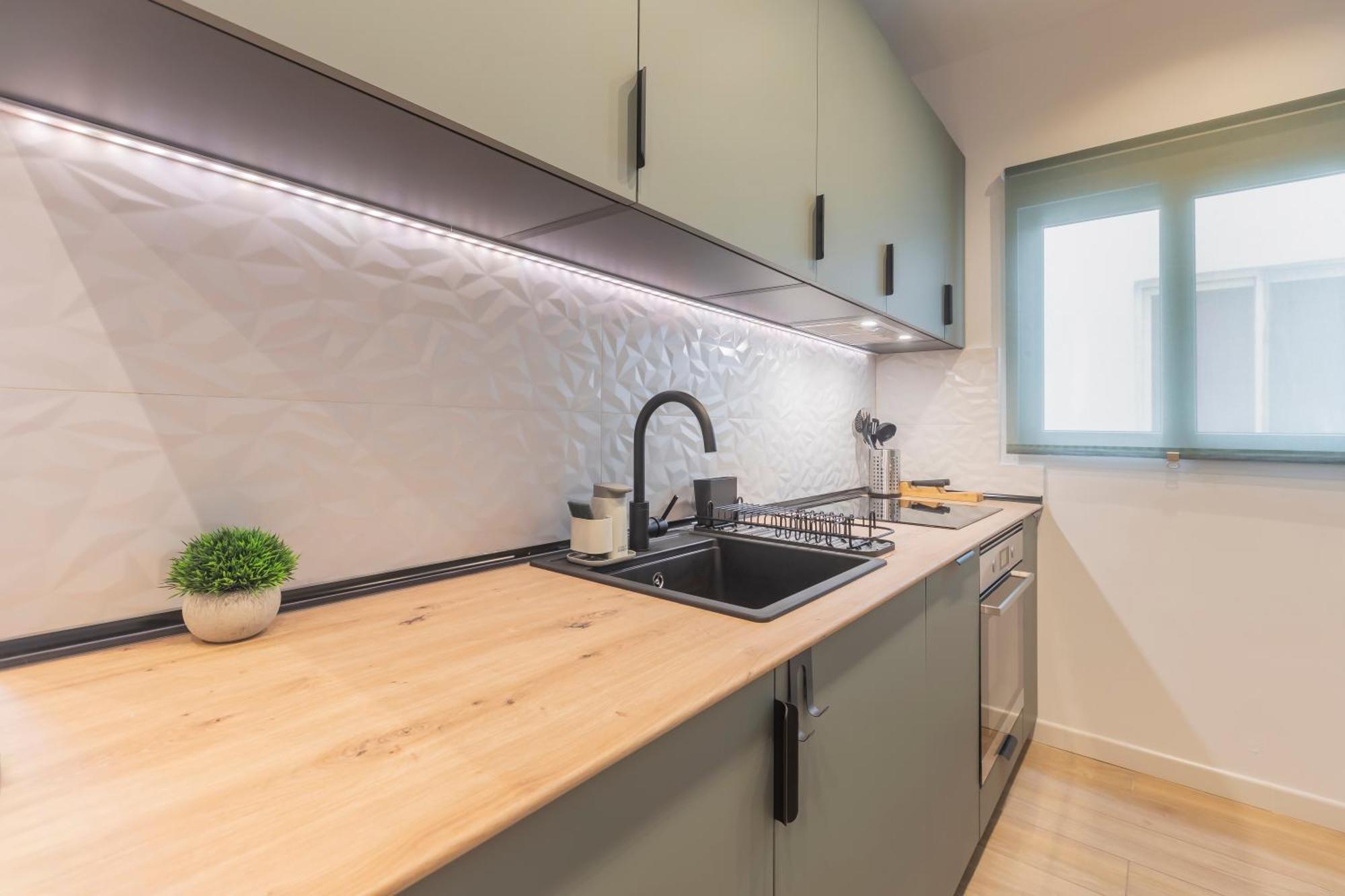Fully Renovated Apartment In The Heart Of Fuengirola, 2 Min Walk To The Beach ภายนอก รูปภาพ